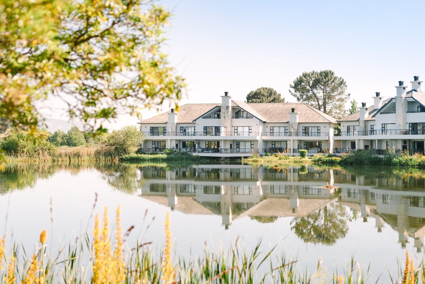 Elegant Lakeside 4E on the lake